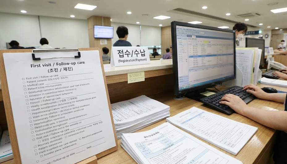 병원 접수&middot;수납 창구에서 사후관리 1회차 여부를 확인하는 체크리스트와 의료 행정 서류