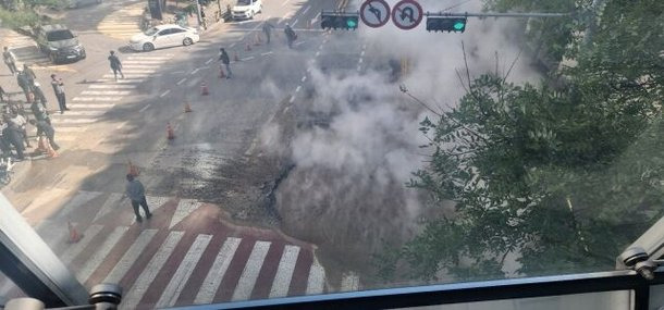 평촌롯데백화점 도로 싱크홀 사고 원인과 온수관 파열의 연관성