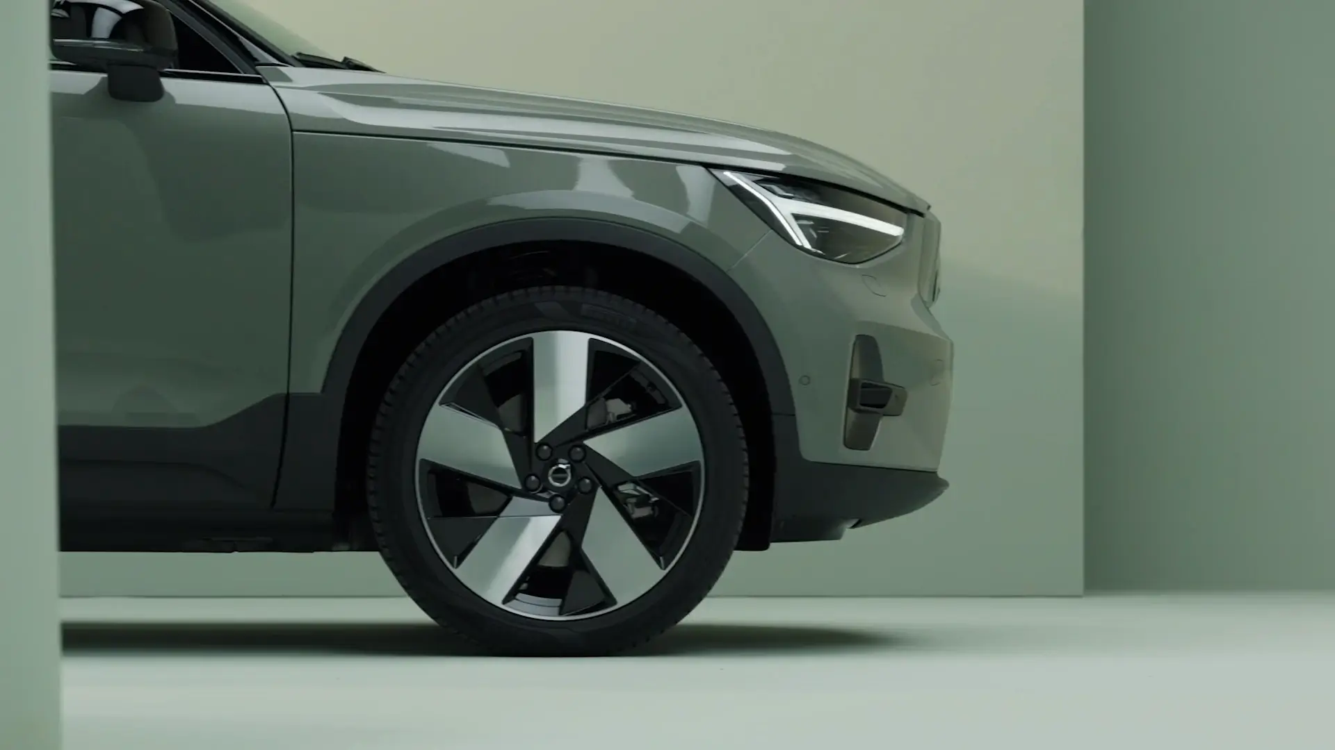 볼보 XC40 리차지 이미지 측면