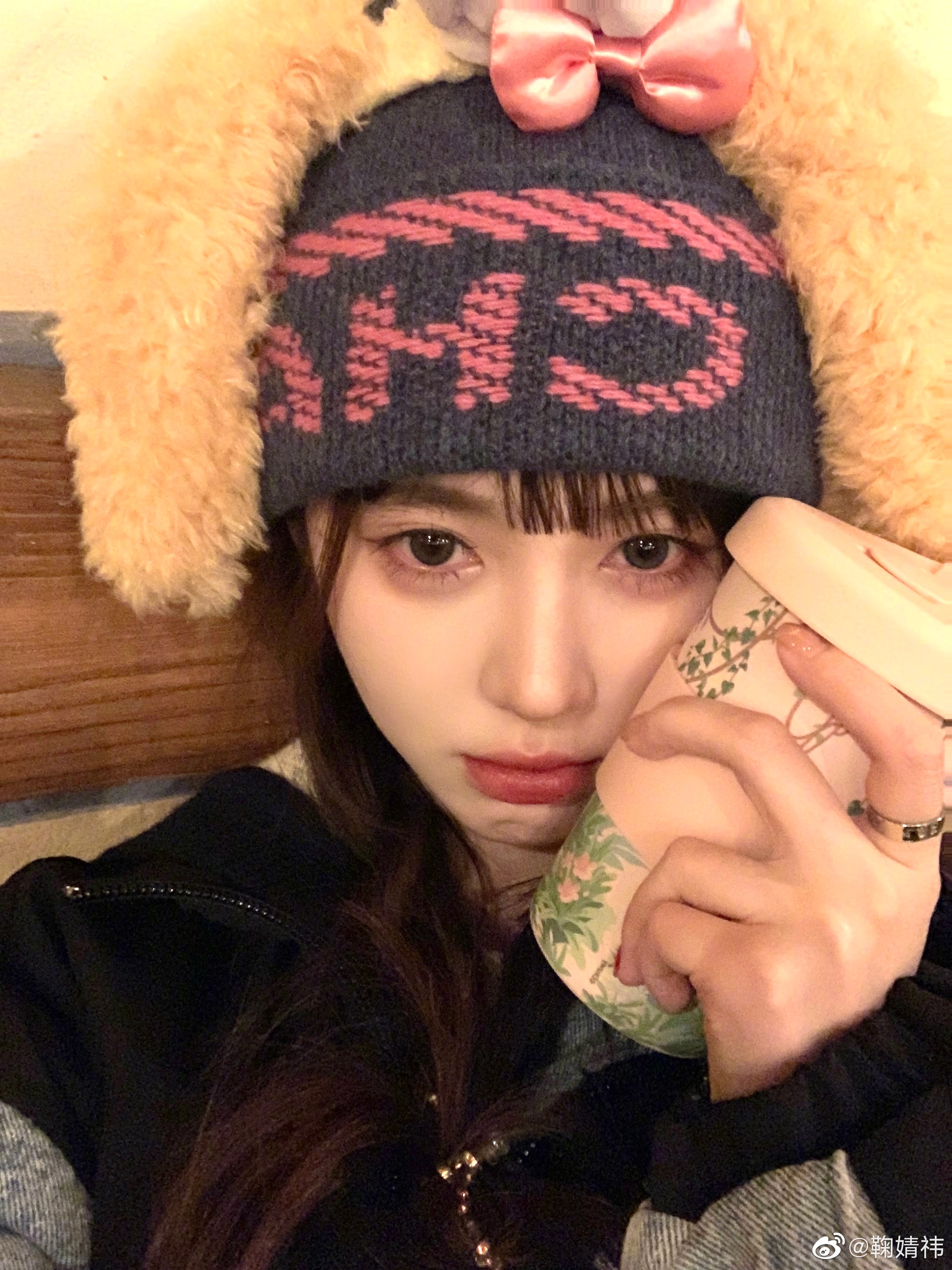 따뜻한 차를 볼에 대고 있는 쥐징이
