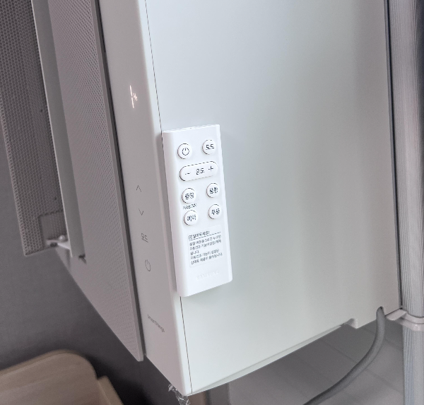 리모컨이 에어컨 우측에 자석으로 붙어있다.