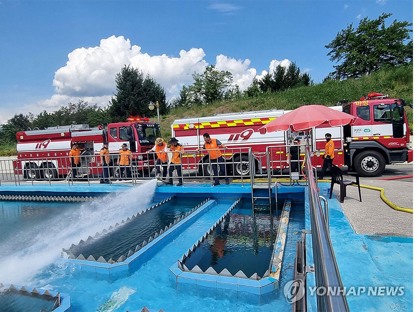 사진 출처 : 연합뉴스 소방차 급수 장면