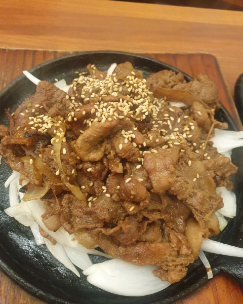 기다려야 제맛 14첩 숯불고기 한 상