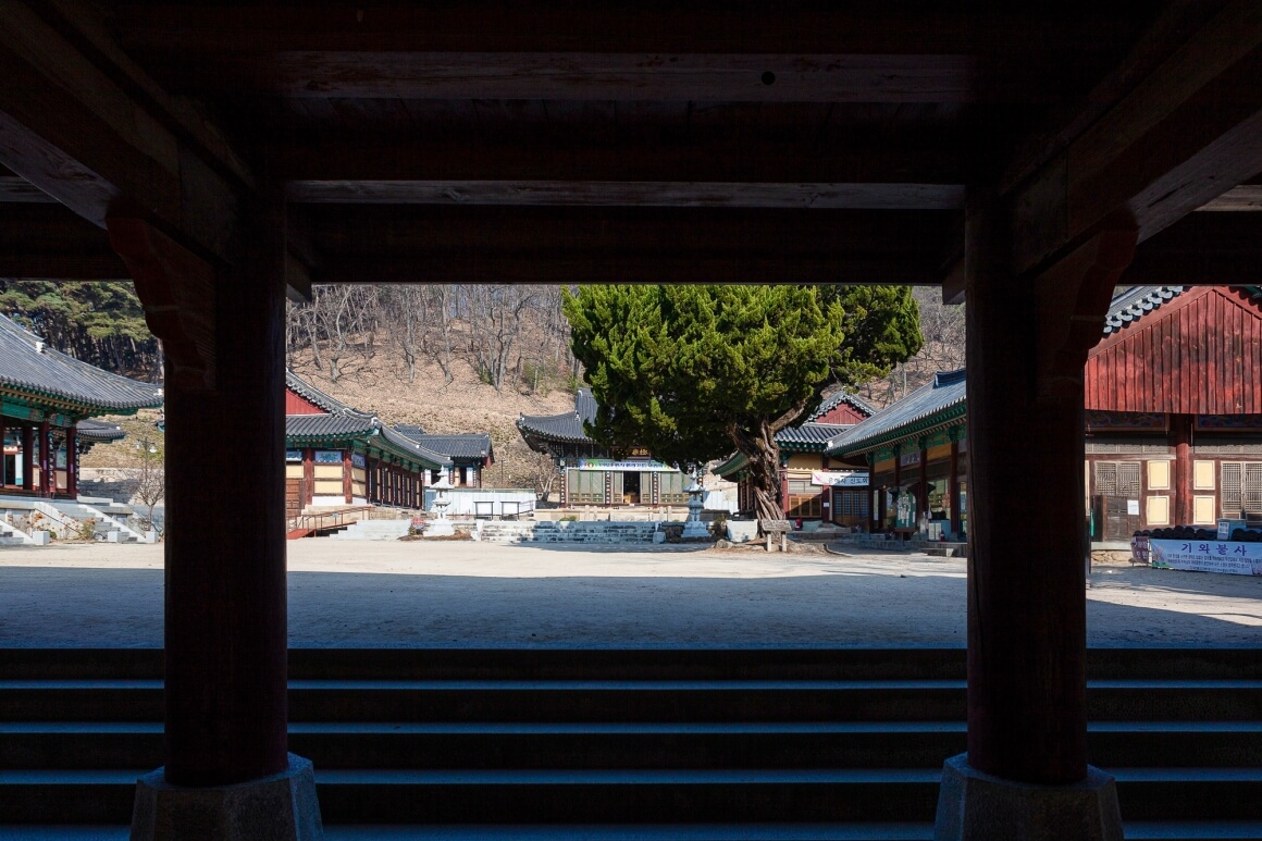 보화루 밑에서 본 은해사 전경