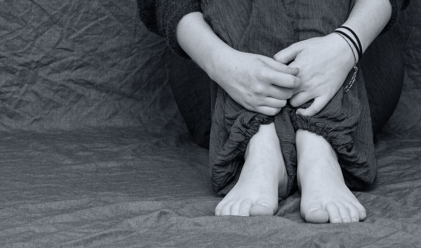 우울하게 앉아 있는 여인