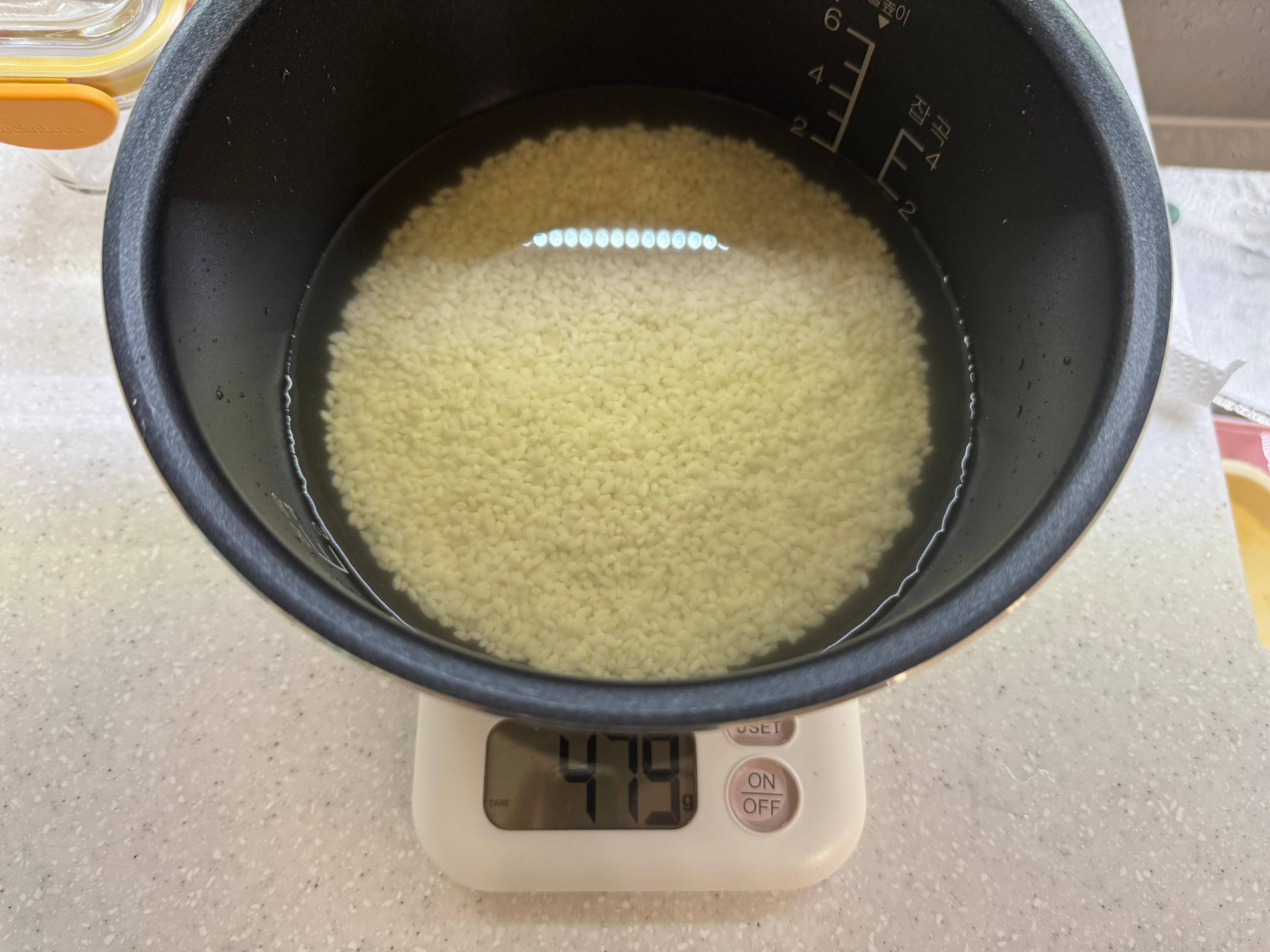 불린 쌀에 채수를 넣은 사진