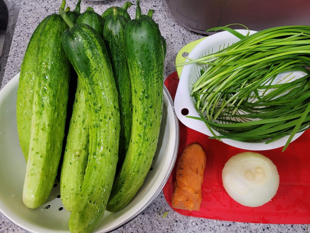 오이와 부추 양파 당근 재료 준비 모습