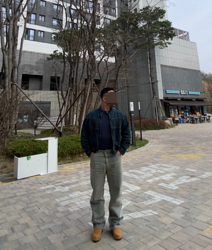 데일리룩('26. 4. 3.)디미트리블랙(VLAD) 워시드 데님 바이커 재킷, 무신사스탠다드 티셔츠, 에러스익셉티드 와이드 스트레이트 황청 중청 데님팬츠, 호킨스 스웨이드 첼시부츠