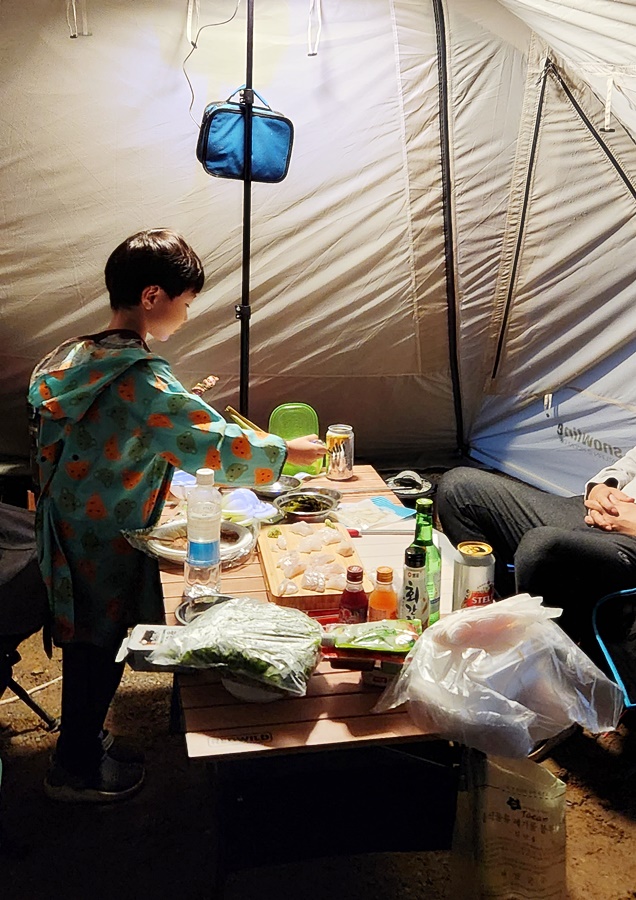 우비를 입고 노는 쿠웅이