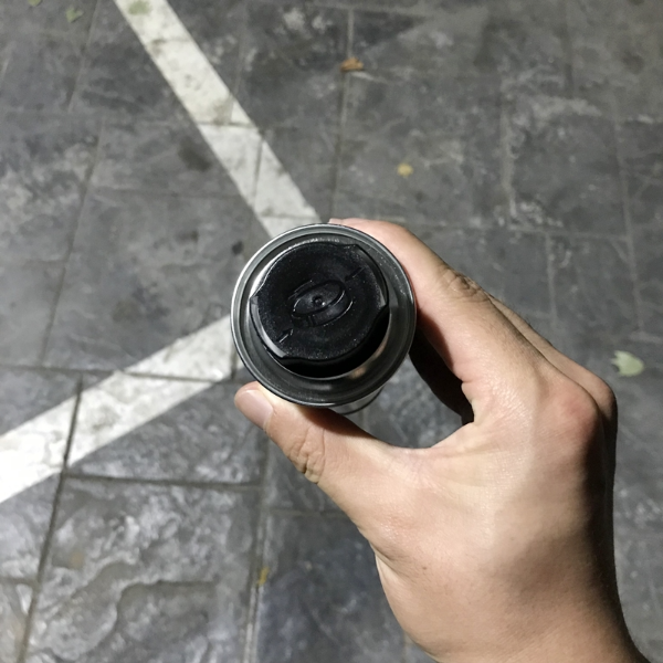 리퀴몰리 밸브리프터 첨가제의 개봉 전 모습 &ndash; 블랙 캡이 닫혀 있는 상태