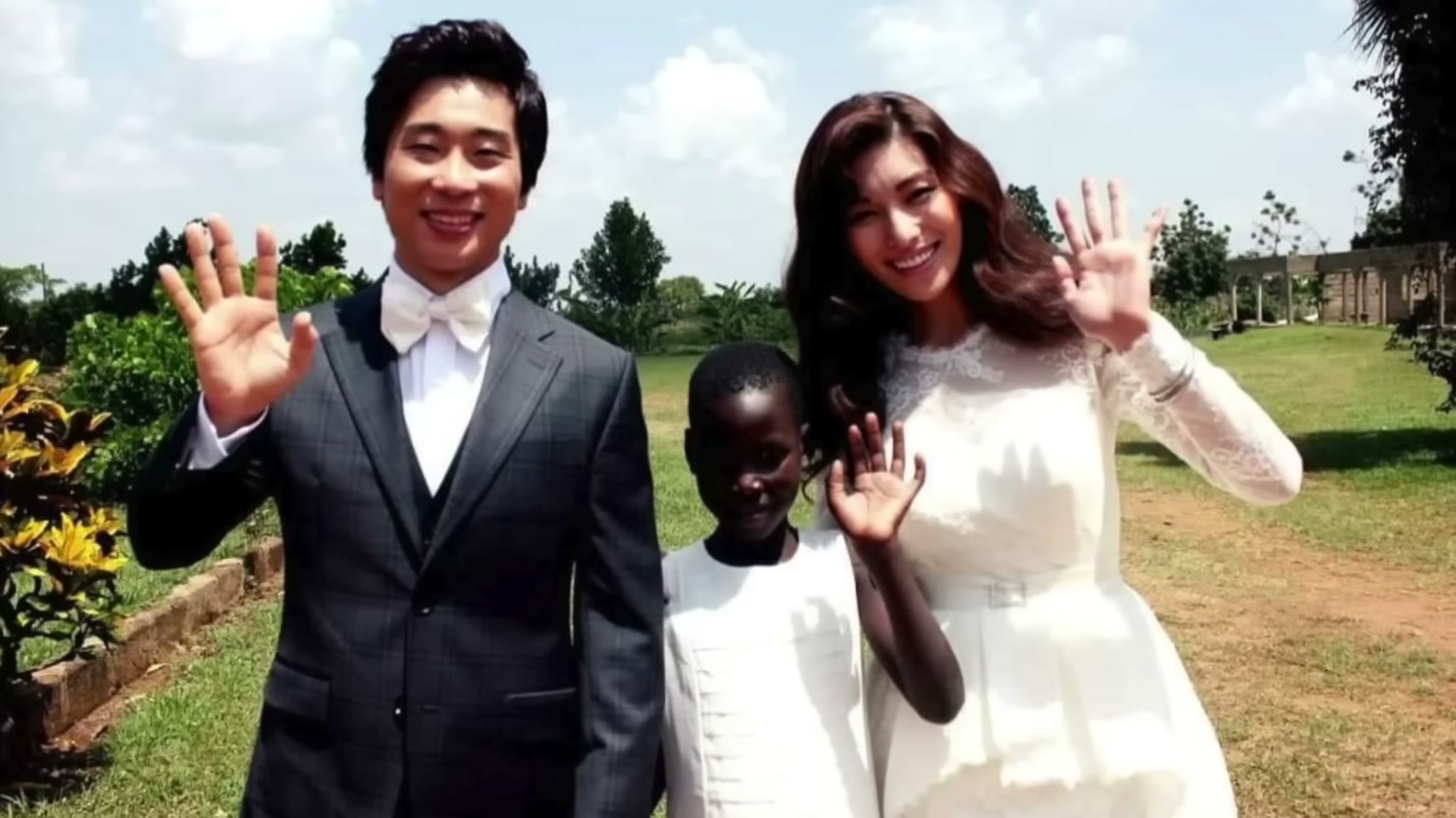 어린 아그네스와 김정화 배우 부부가 우간다에서 함께 사진을 찍은 모습