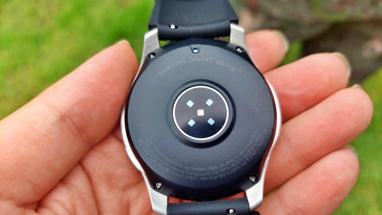 스마트워치의 아랫면에 적힌 갤럭시 워치