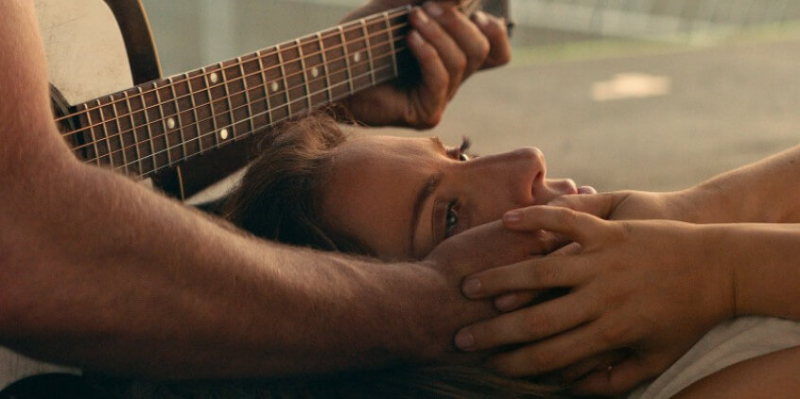 앨리의 뺨을 만지는 잭슨의 손을 잡은 엘리