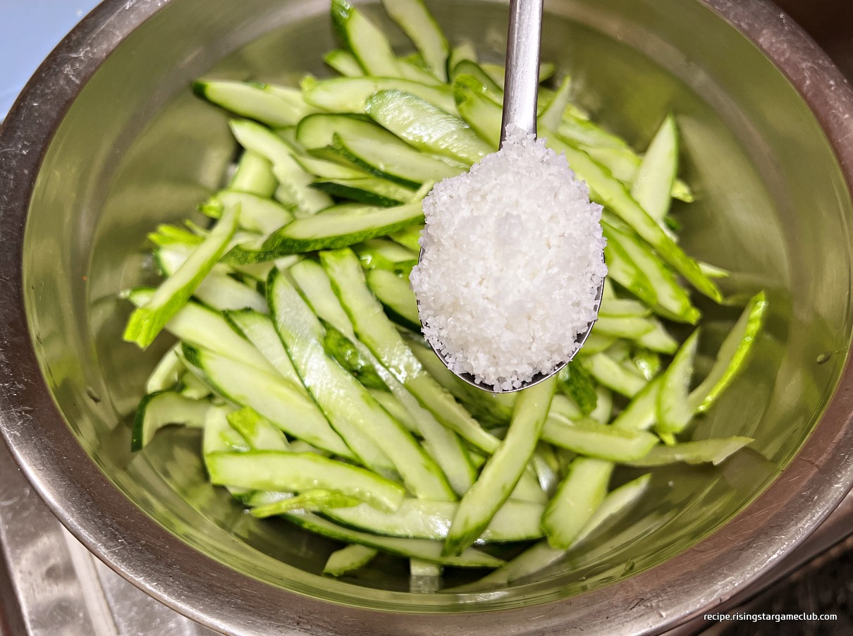 냉면 고명용 오이를 절이기 위해 소금을 넣는 사진