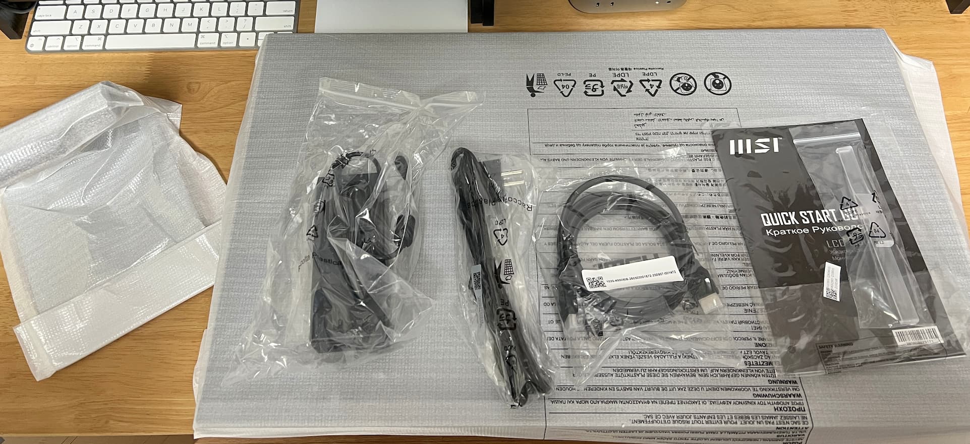 md271ul 4k모니터 언박싱 사진 3장. 좌) 택배 박스 이미지 중) 포장되어있는 제품 이미지 우) 포장 벗긴 제품 이미지. 왼쪽에서부터 스탠드, 모니터, 전원선이 있다.