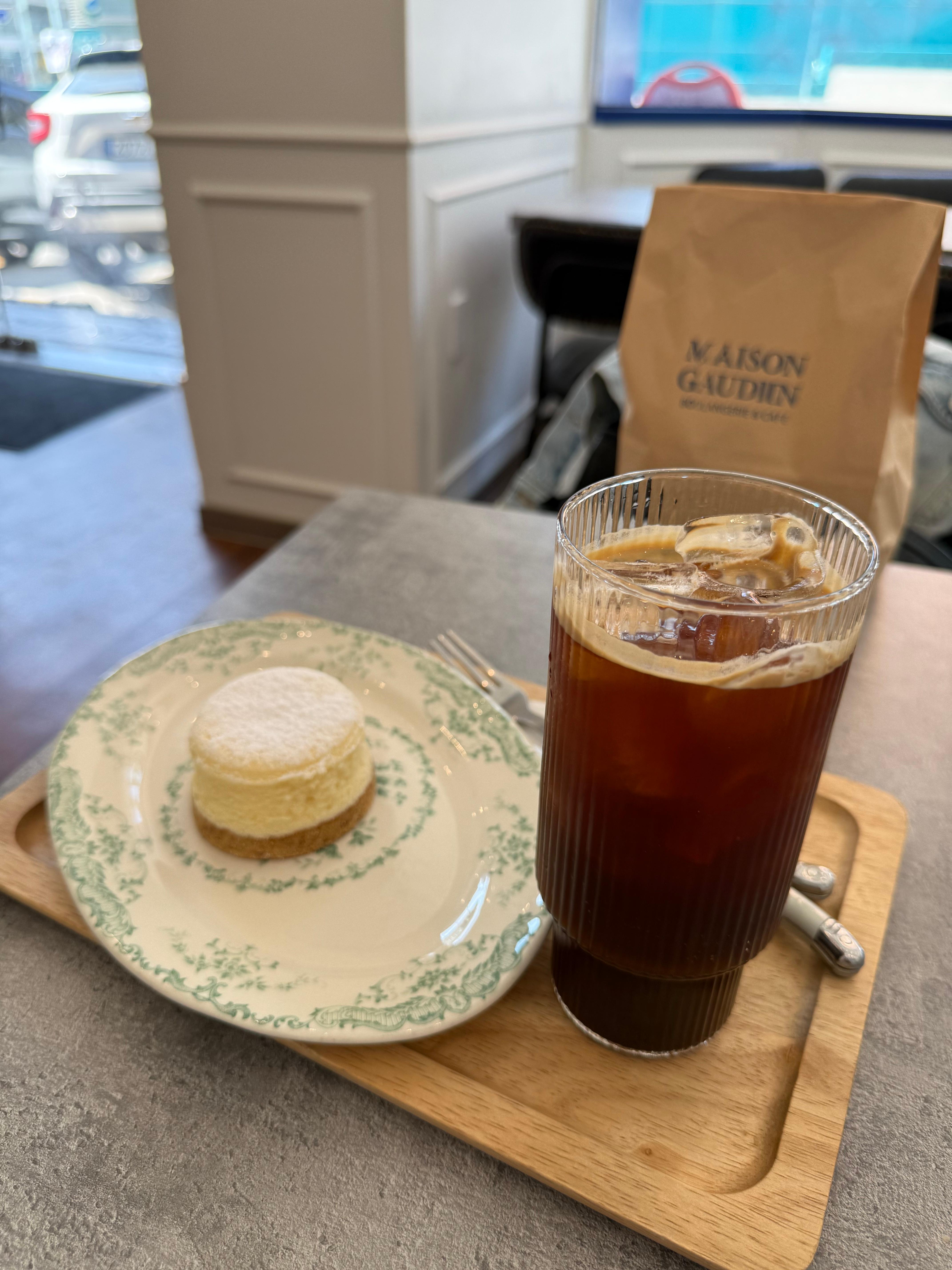 크림치즈 케이크와 아메리카노