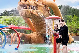 물놀이장에서 물놀이하는 남녀