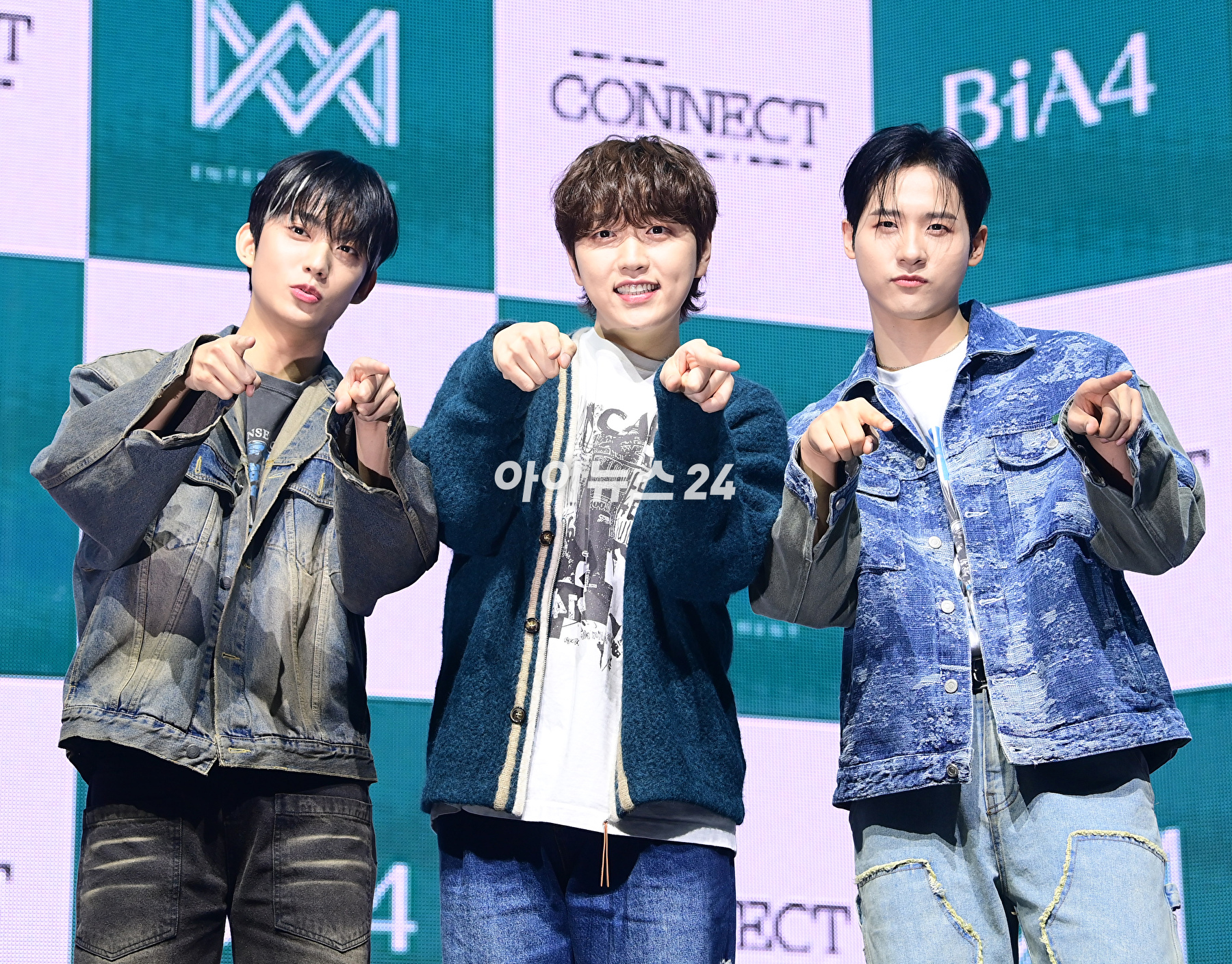 그룹 B1A4가 8일 오후 서울 광진구 예스24라이브홀에서 열린 그룹 B1A4(비원에이포) 미니 8집 '커넥트(CONNECT)' 발매 기념 쇼케이스에서 타이틀곡 '리와인드(REWIND)' 무대를 선보이고 있다. [사진=정소희 기자]