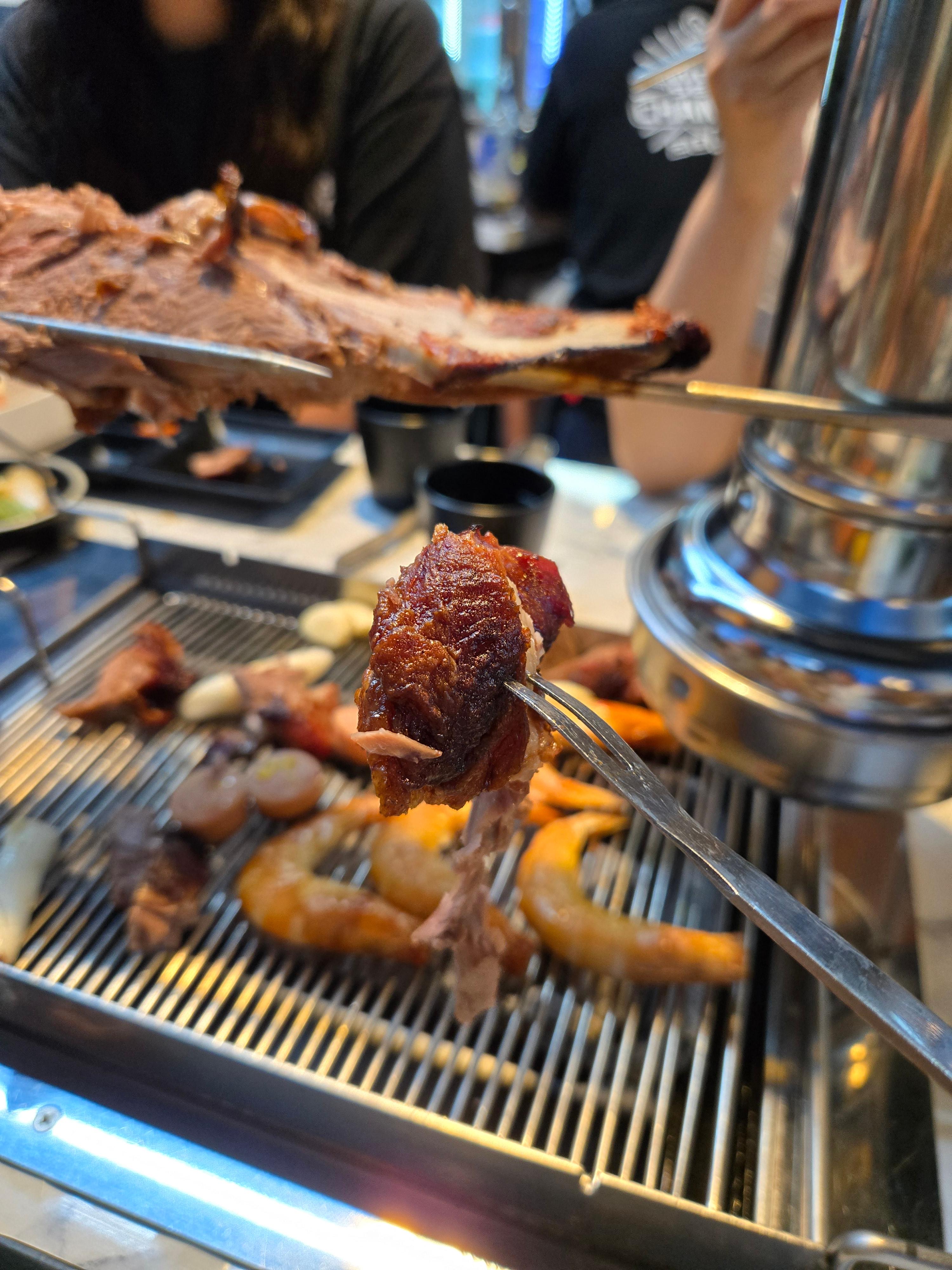 양다리 구이는 미리 예약 주문하면 촉촉하고 맛있는 양고기 맛 볼수 있어요.