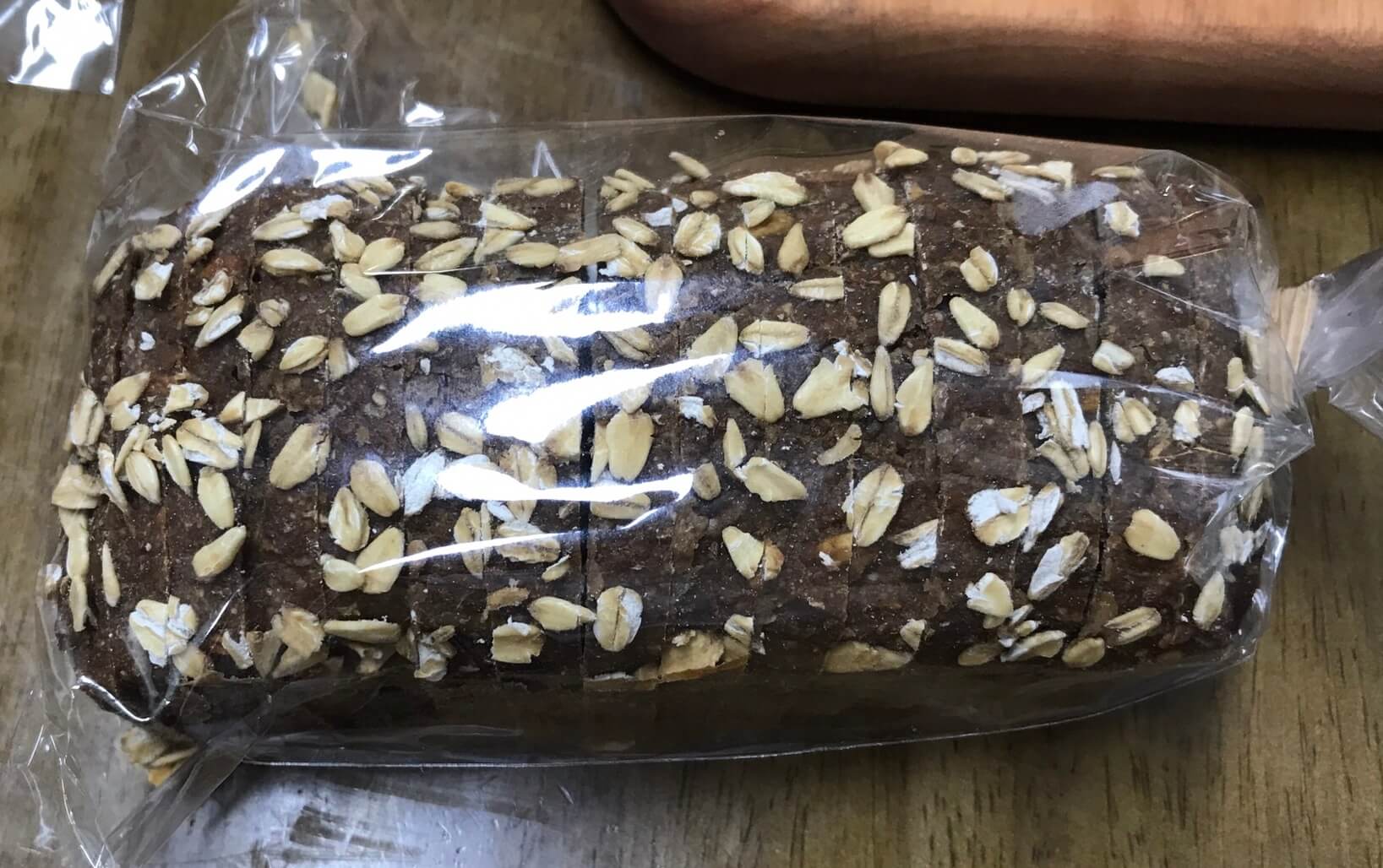 펌퍼니클 빵 전체모습입니다. 위쪽에 오트밀이 뿌려져있습니다.