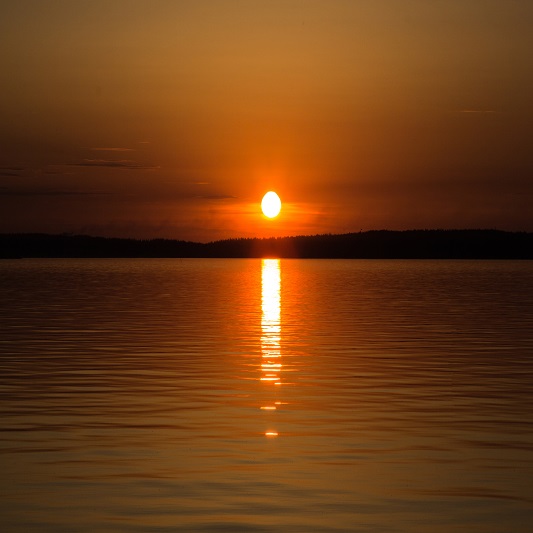 강 위에서 지는 태양