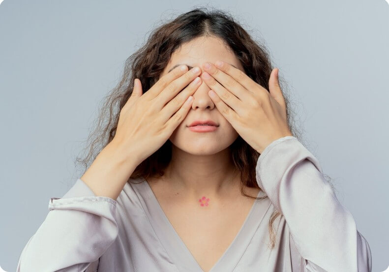 눈을 가리고 있는 여성