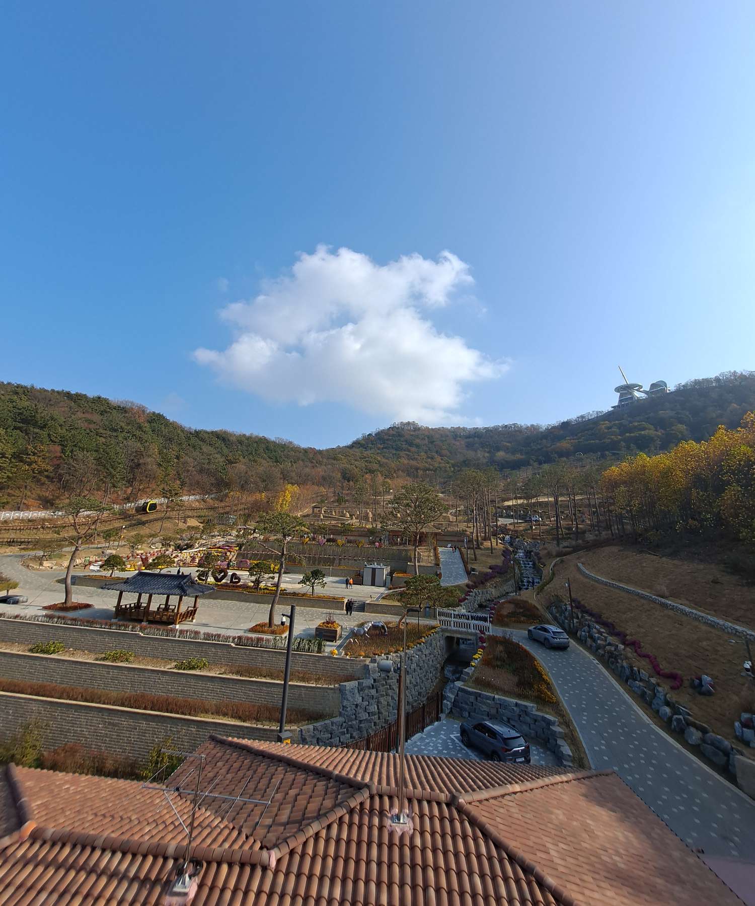 모노건물 루프탑에서 화개정원 보이다