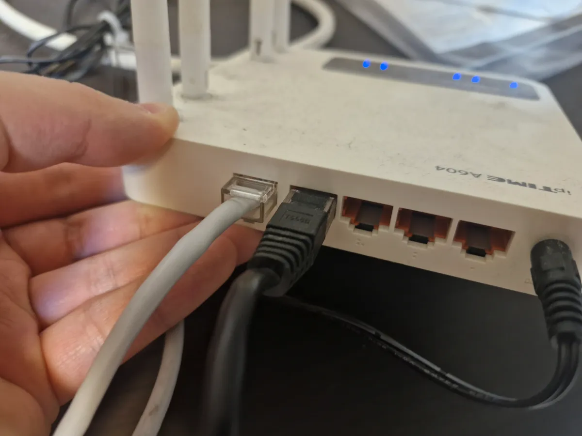 공유기-몸체-뒷면이-보이도록-들고-있는-손