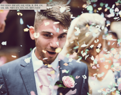떨어지는-꽃가루속-신랑신부