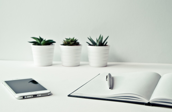 책상 하나로 방 분위기 바뀌는 초소형 책상 셋업 노하우