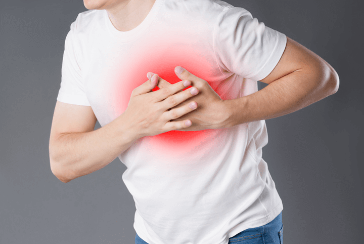 남성이-가슴을-부여잡는-사진