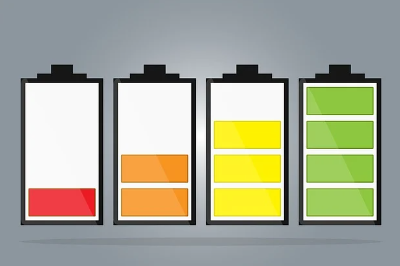 2024 서울 세계 불꽃축제 당일 준비해야하는 물품인 보조배터리와 관련하여 배터리가 줄고 있는 그림