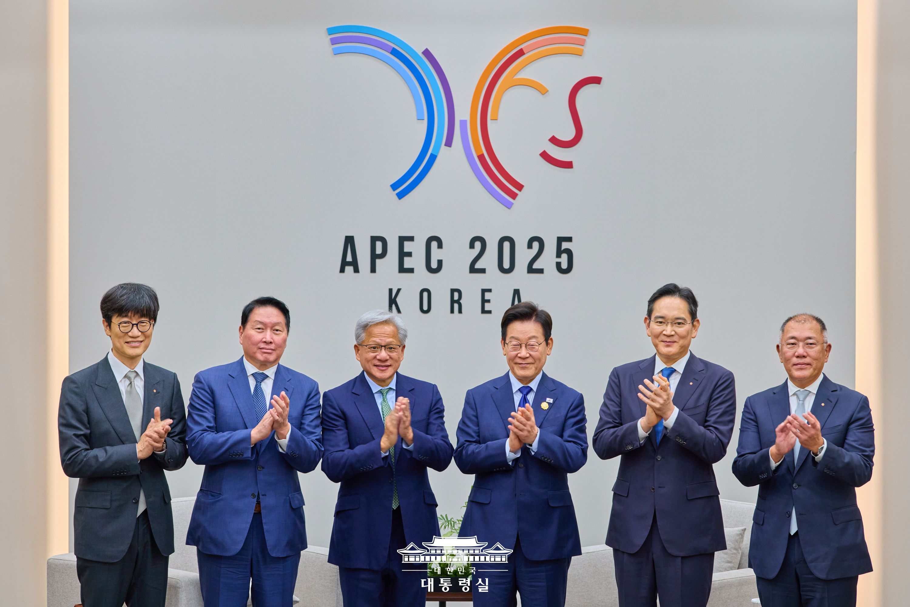 이재명 대통령과 젠승황, 그리고 대기업 총수들. APEC 2025