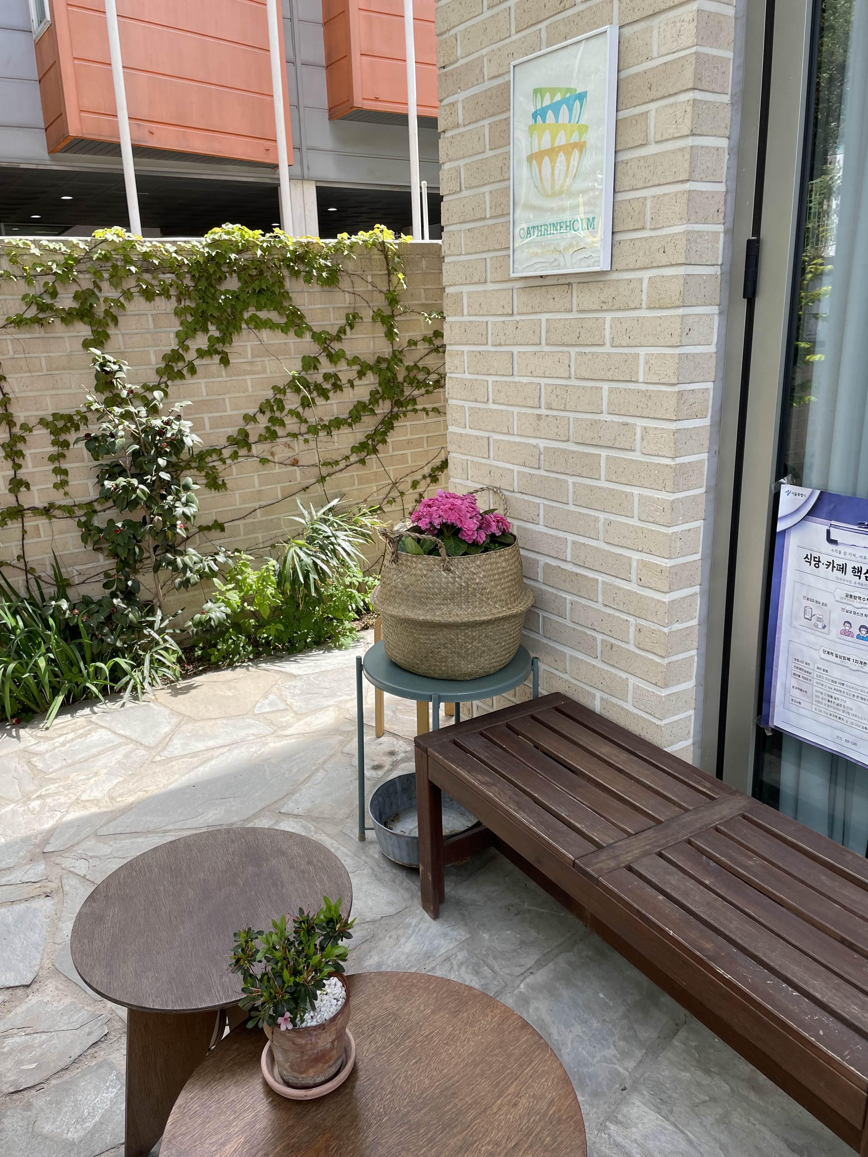 카페 외부 테라스 사진