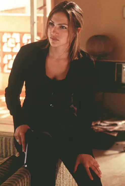 표적의 제니퍼로페즈가 왼쪽으로 바라보는 모습