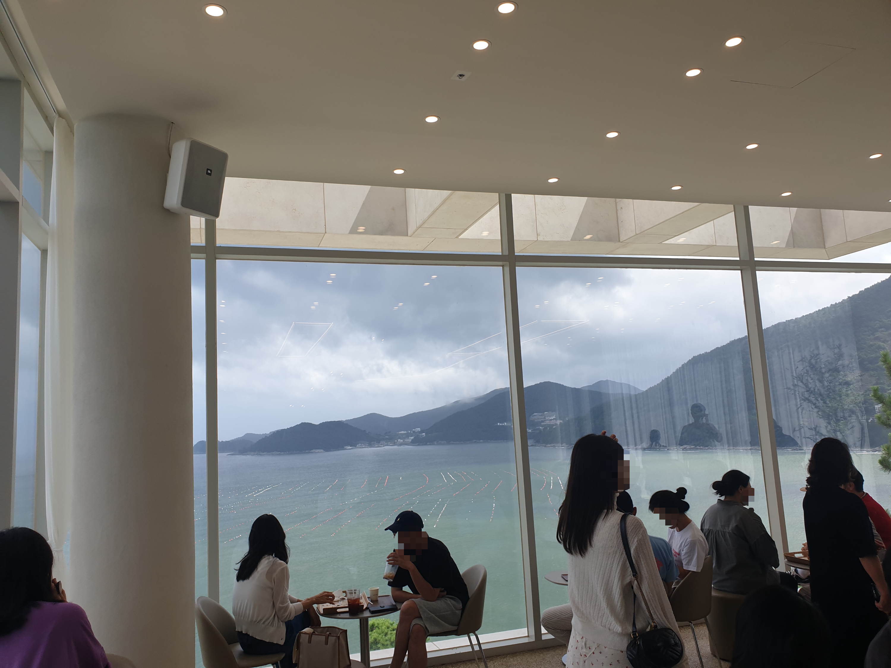 여수 카페 투어: 뷰카페 모이핀 오션(MOIFIN OCEAN) 소개_3층 야외 우측