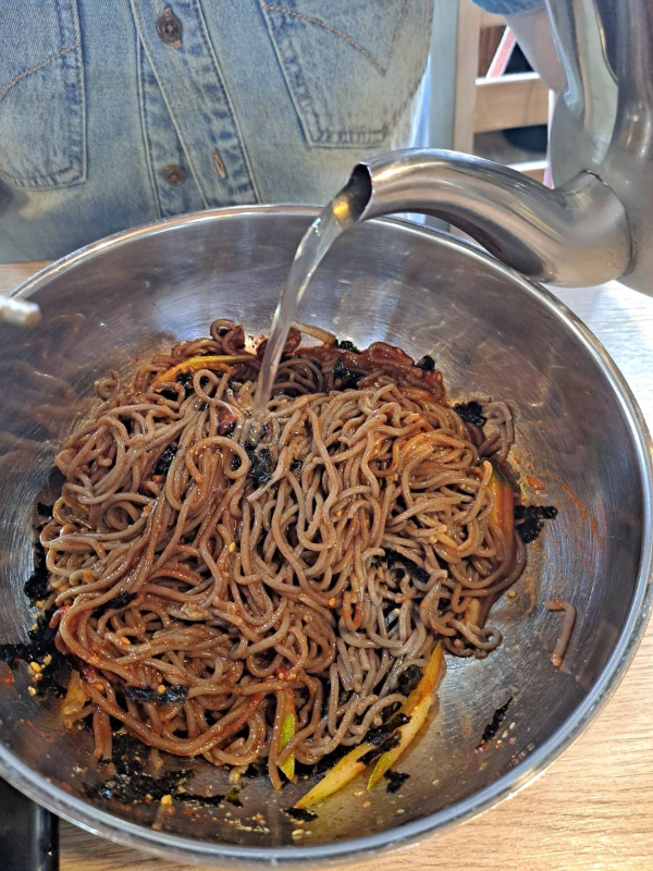 비빔막국수 육수 붓다