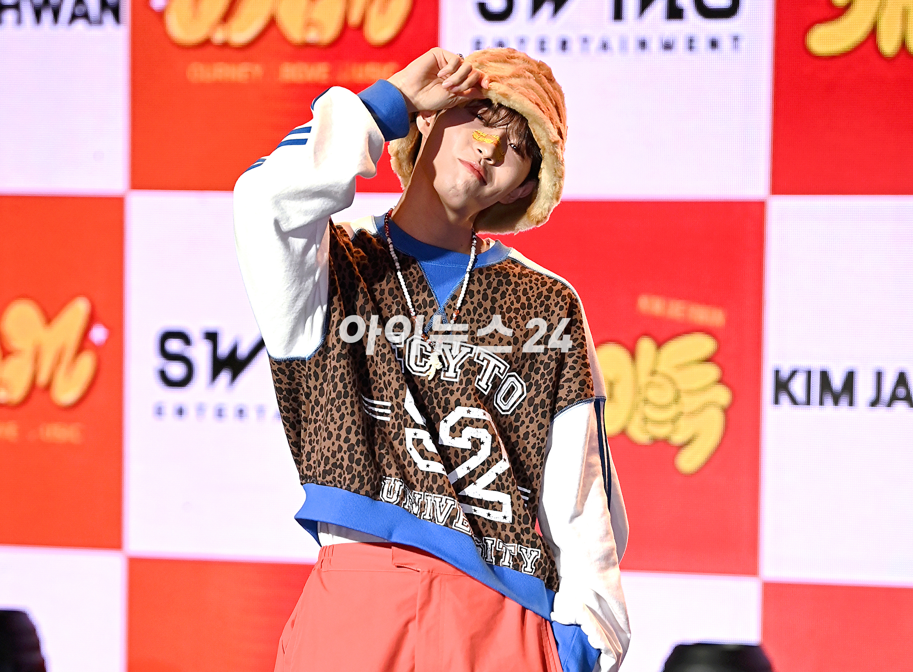 가수 김재환이 20일 오후 서울 강남구 일지아트홀에서 열린 여섯 번째 미니앨범 'J.A.M(잼) 발매 기념 미디어 쇼케이스에서 포토타임을 갖고 있다. [사진=곽영래 기자]