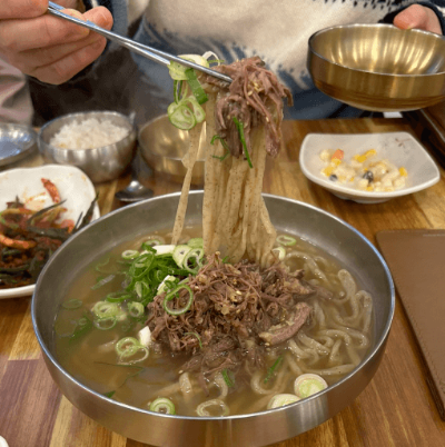 칼국수를 떠먹는 모습