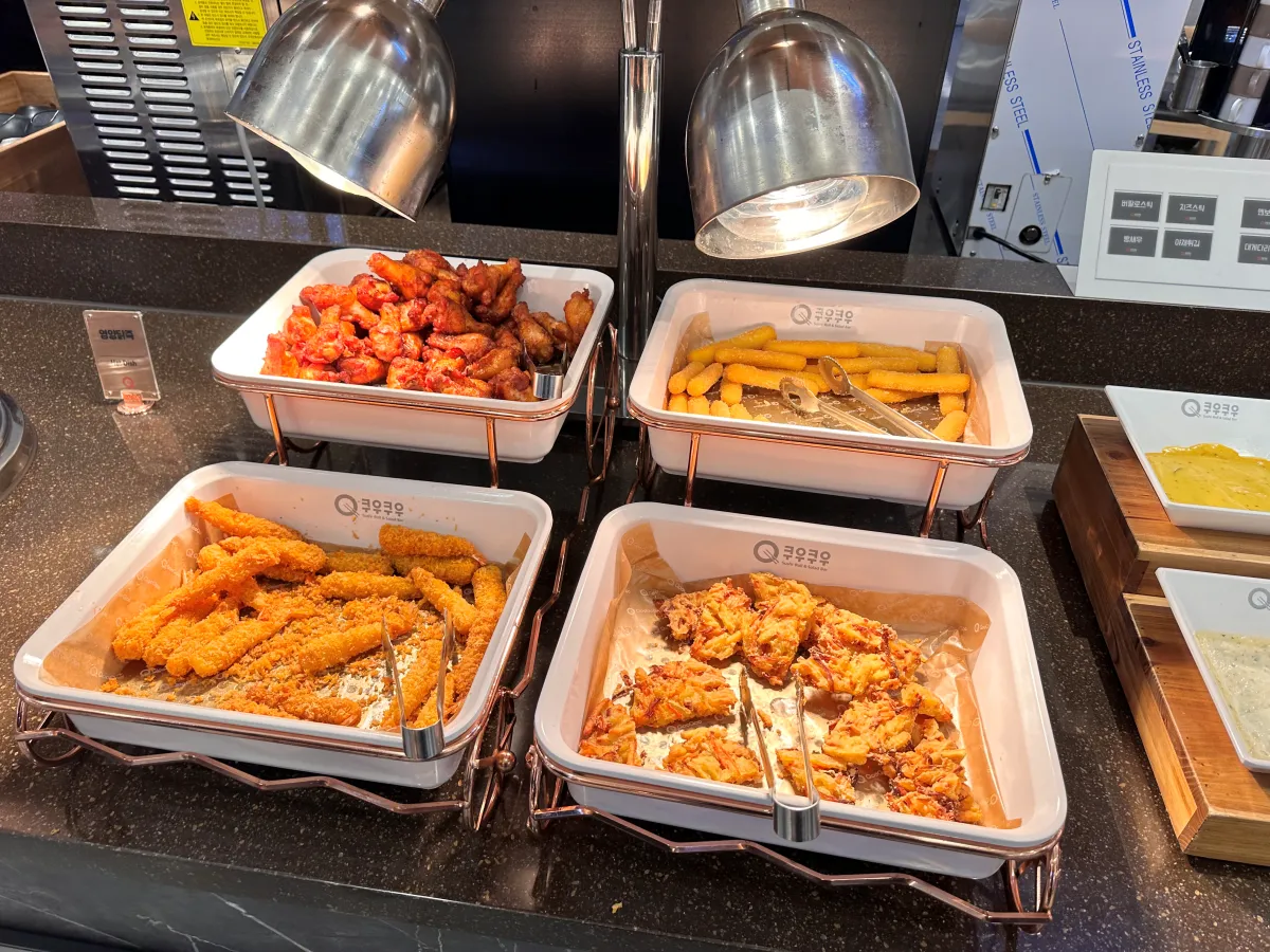 쿠우쿠우-치킨과-새우튀김-치즈스틱이-놓여져-있다