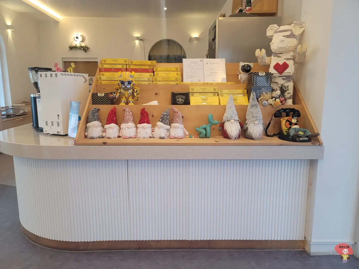 강원도-홍천-카페-테샤로바-카페-입구에-들어서면-제일-먼저-보이는-진열된-장식품-레고로-만든-미키마우스와-우주인-인형-전화기-등