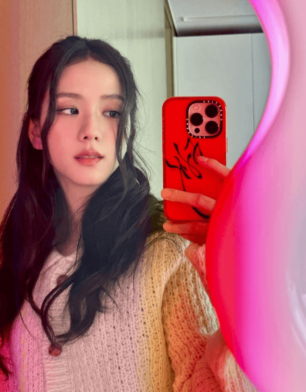 지수가 거울 앞에서 셀카를 찍는 장면