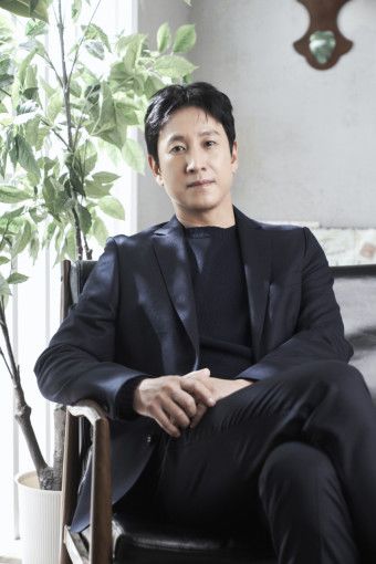 앉아서 포즈를 취하고 있는 이선균