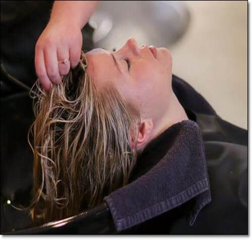 머리 손질 하는 여성