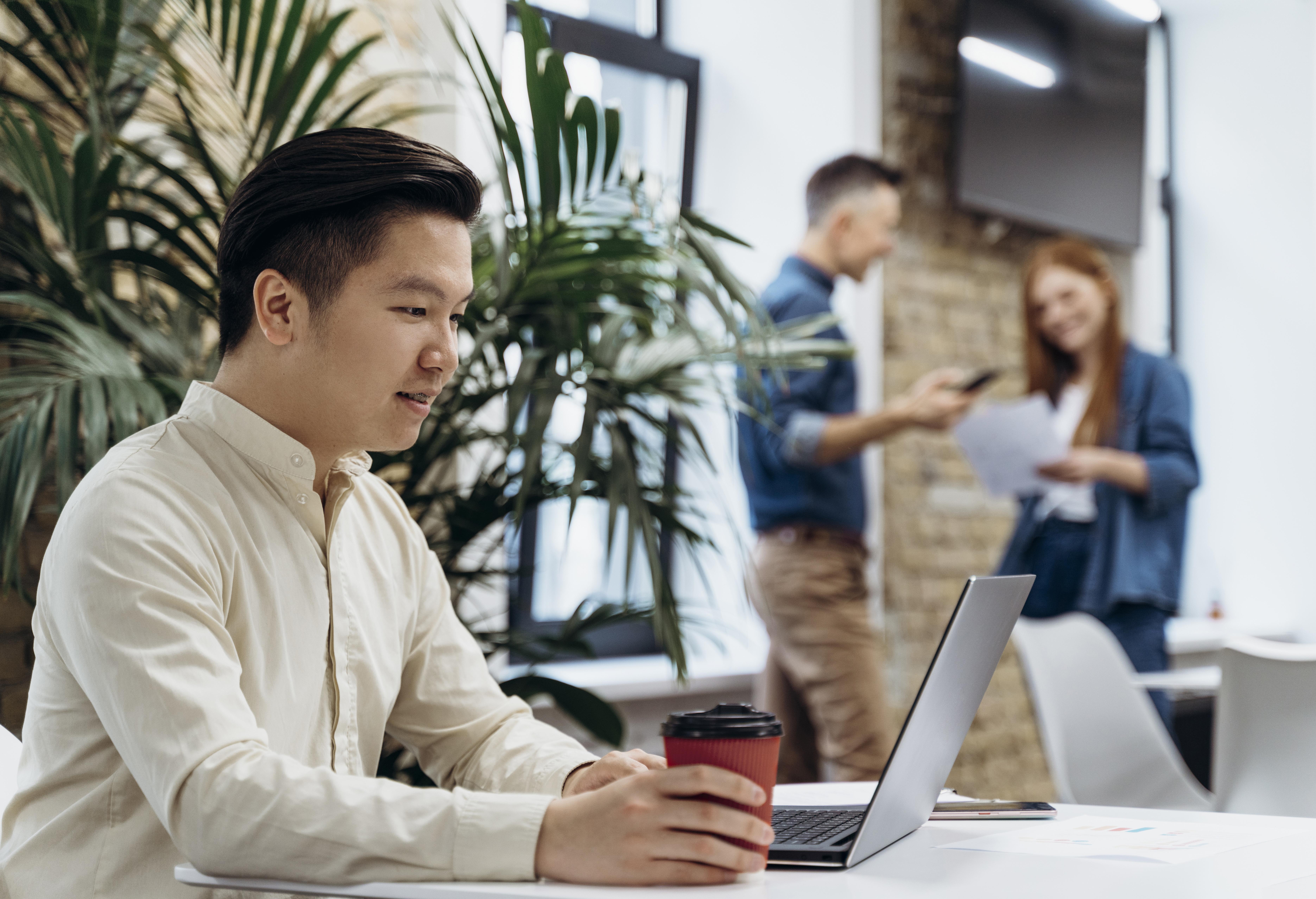 남자가 사무실에서 업무를 보고 있는 사진