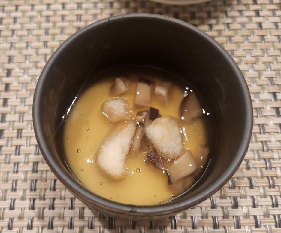 버섯이 첨가된 부드러운 계란찜