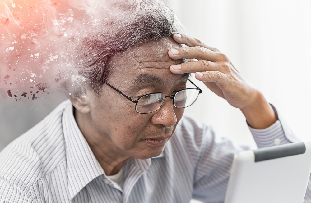 기억력 문제로 머리를 감싸고 있는 중년 남성과 뇌 건강을 상징하는 이미지 via canva