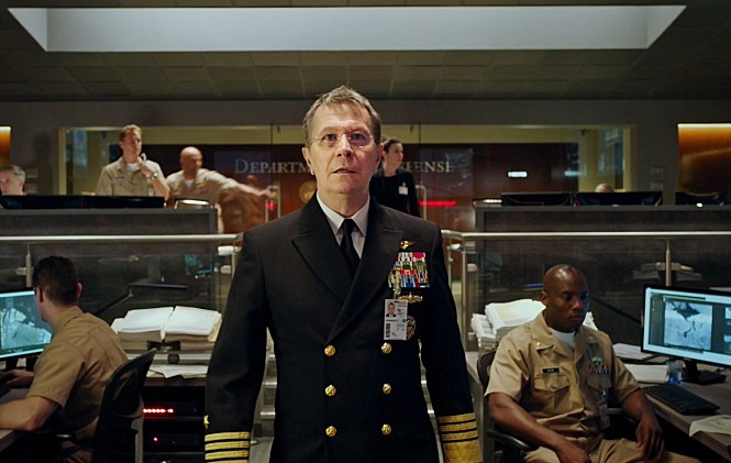 미국 사령관이 현재 상황을 모니터로 바라보고 있다.