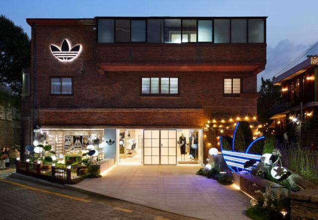 서울 북촌에 마련된 아디다스 북촌 헤리티지스토어 외관