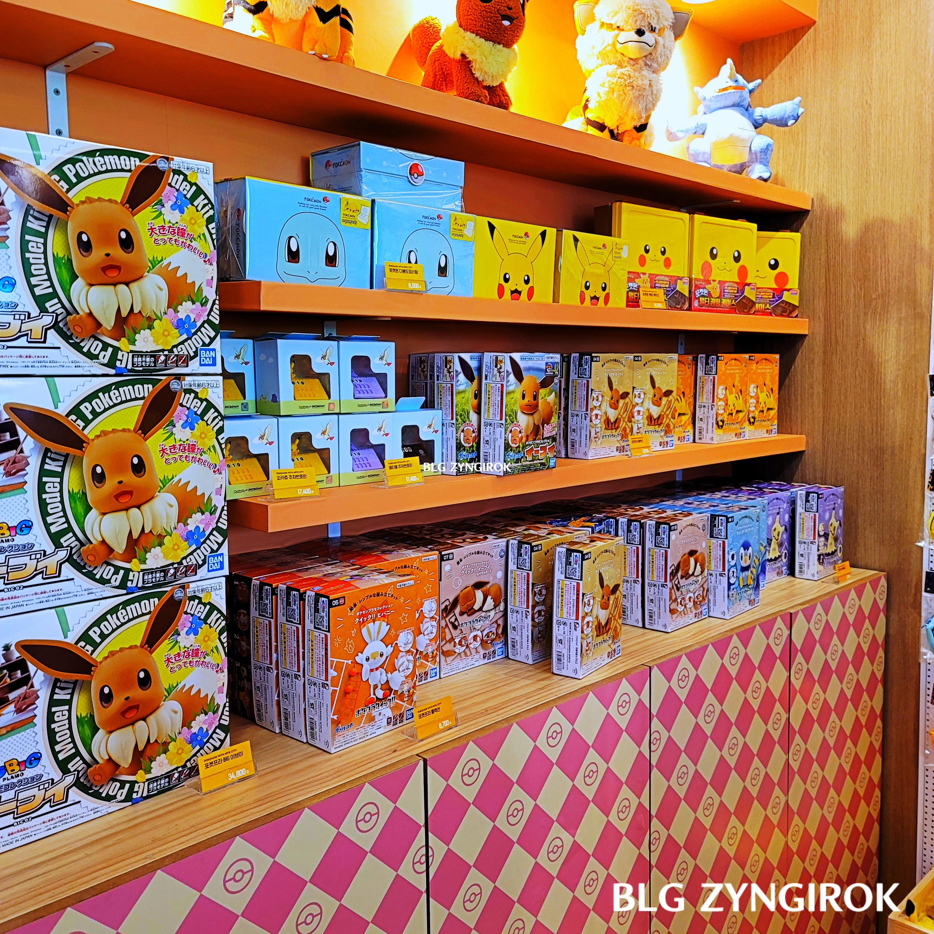 한남-베스킨라빈스-hive-포켓몬-프라모델들이-진열되어있다.